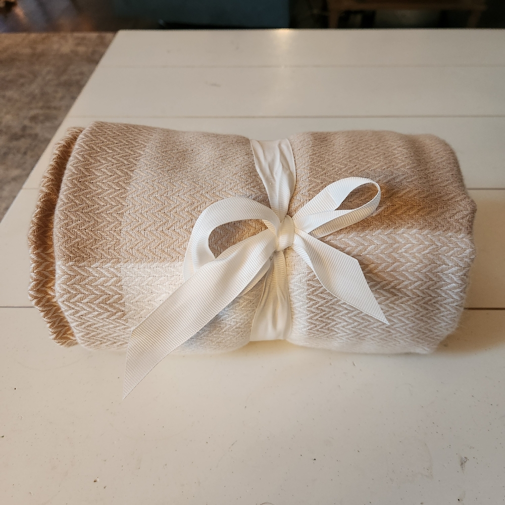 LOFT Tan and Cream Cozy‎ Soft Throw Blanket 106x62